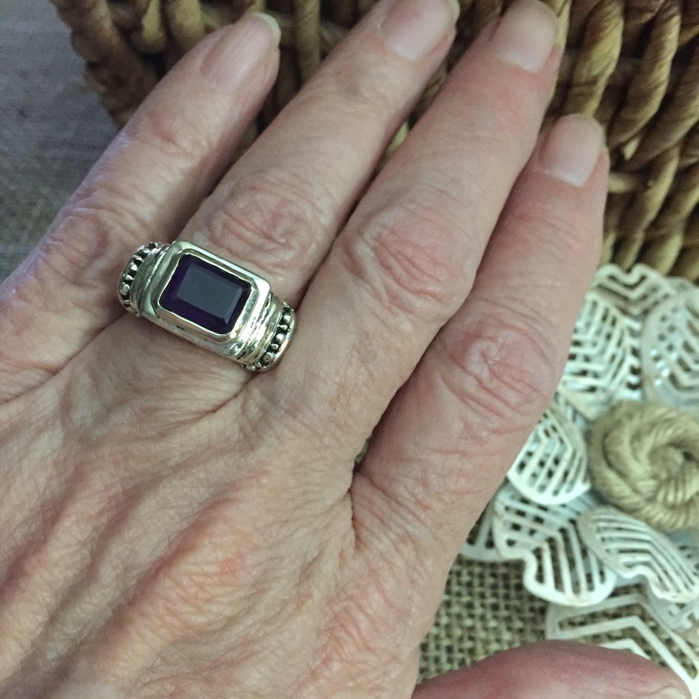 Elegant 925 Sterling Silver and Garnet Ring. 
Art-deco